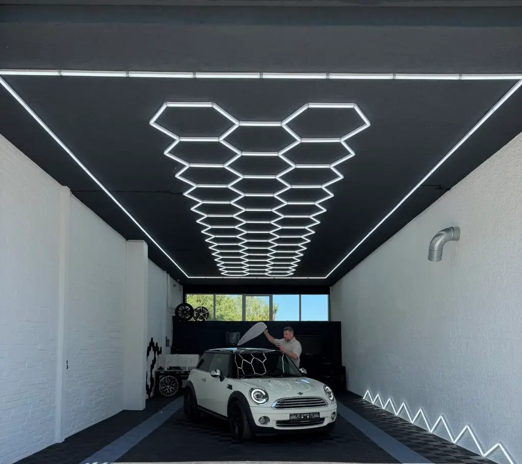 Moderne Prüfhalle für Kfz-Gutachten und Schadensaufnahme beim KFZ-Zentrum in Lage