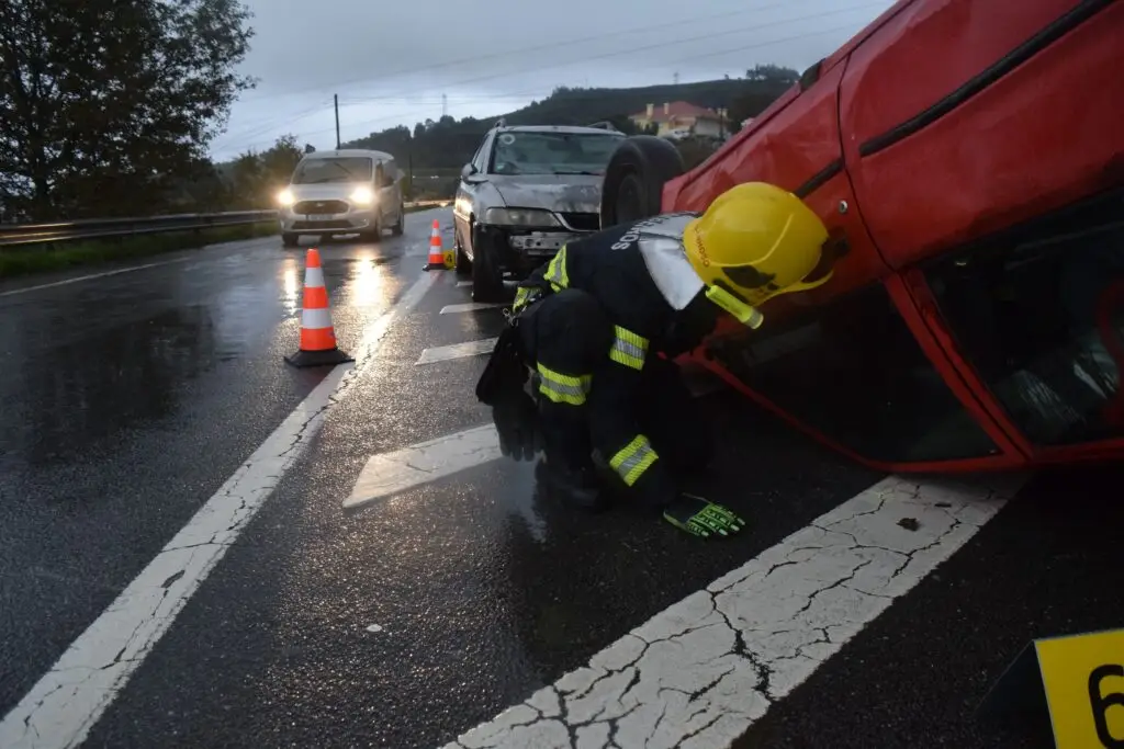 Ein Autounfall auf der Straße