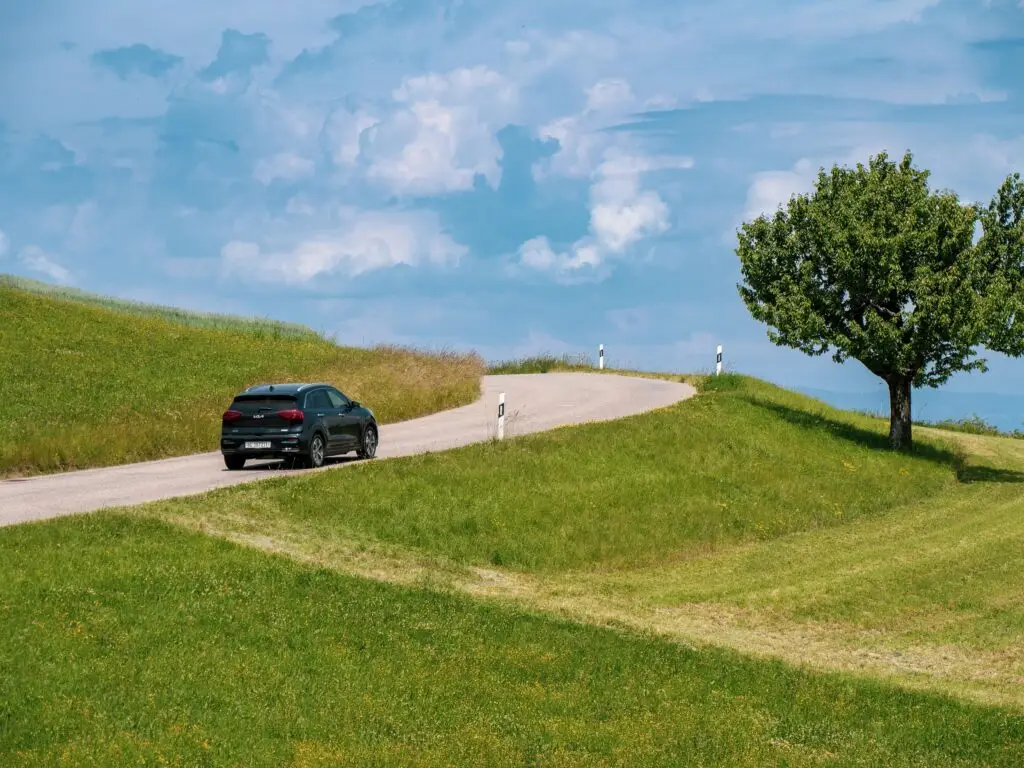 Ein Mietwagen fährt auf einer schönen Straße.