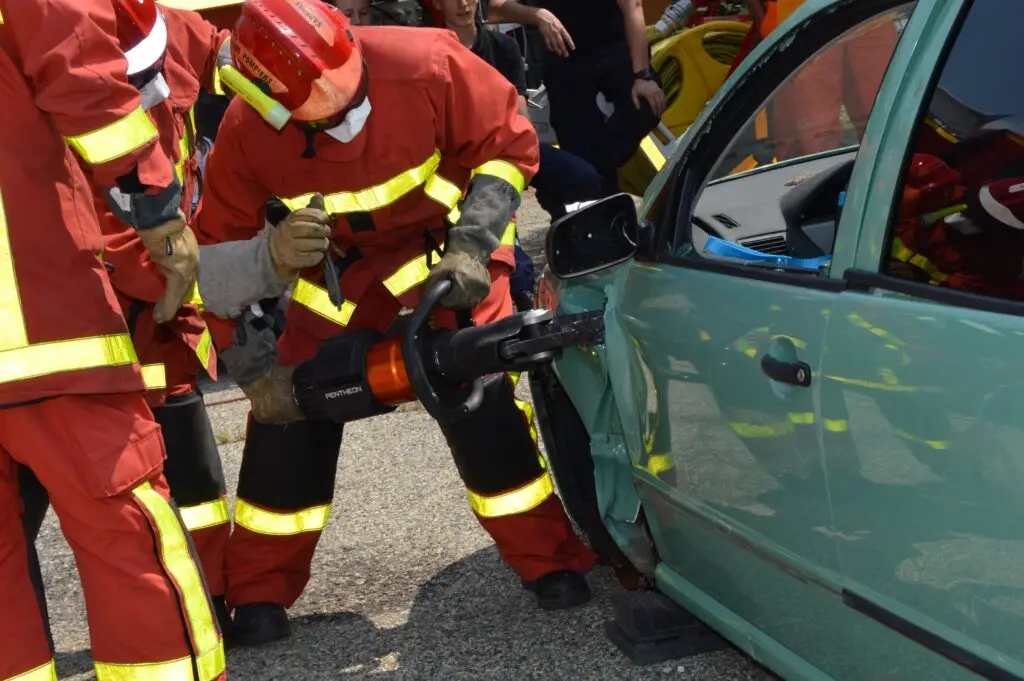 Autounfall, Rettungskräfte versuchen das Auto aufzumachen.