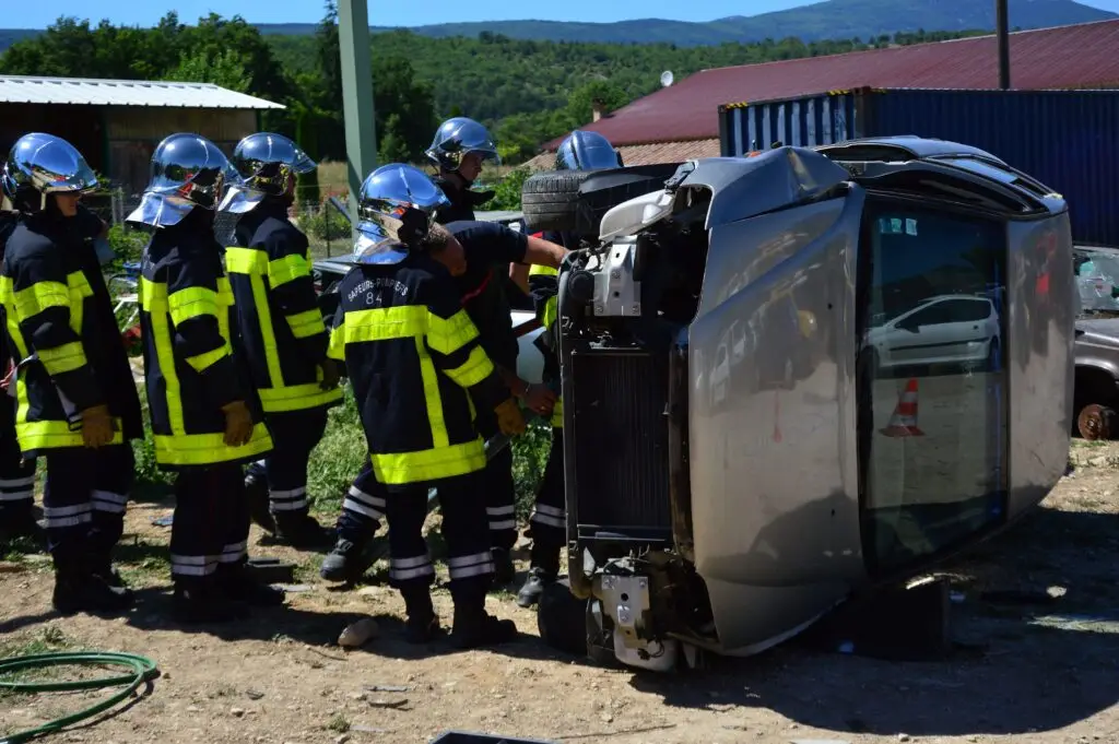 Ein Autounfall, Totalschaden. Rettungskräfte versuchen den Wagen wieder aufzurichten.
